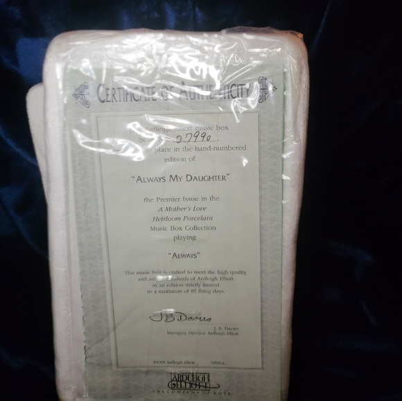 Ardleigh Elliott Music Box Heirloom Edition Mother & Daughter - Picture 5 of 7